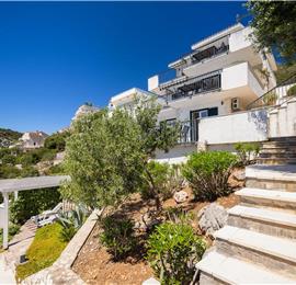 6 Bedroom Waterfront Villa with Pool in Uvala Ljubljeva near Trogir, Sleeps 12-13